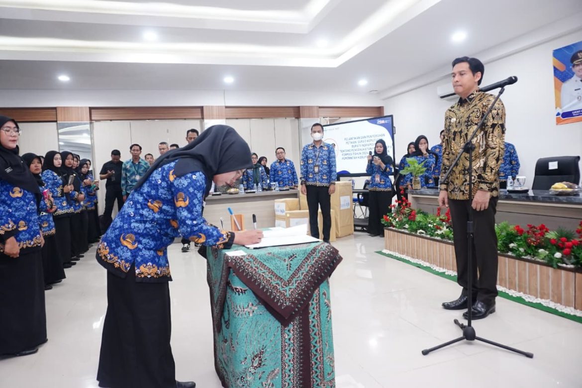 Serahkan SK PPPK, Bupati Lucky Hakim Minta ASN Indramayu Jangan Flexing
