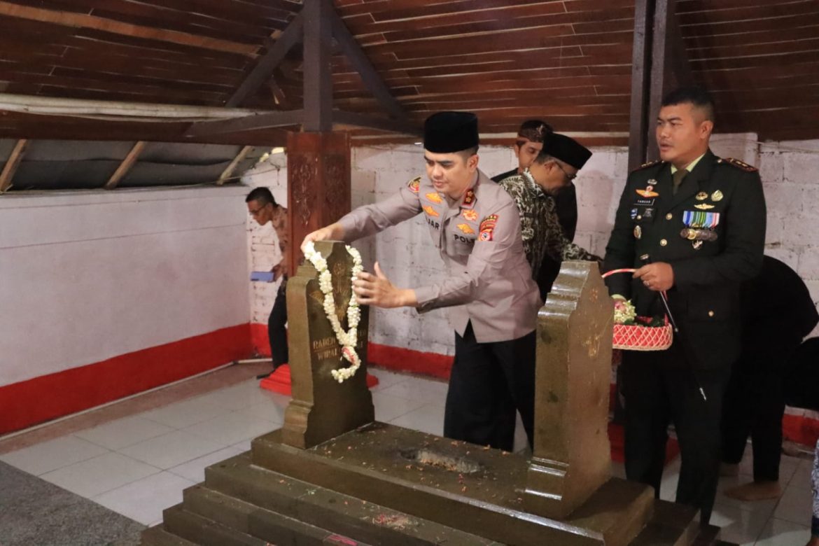Sambut Hari Jadi ke-498 Kabupaten Indramayu, Kapolres dan Forkopimda Tabur Bunga di Makam Arya Wiralodra
